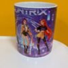 Taza con diseño de personajes animados futuristas