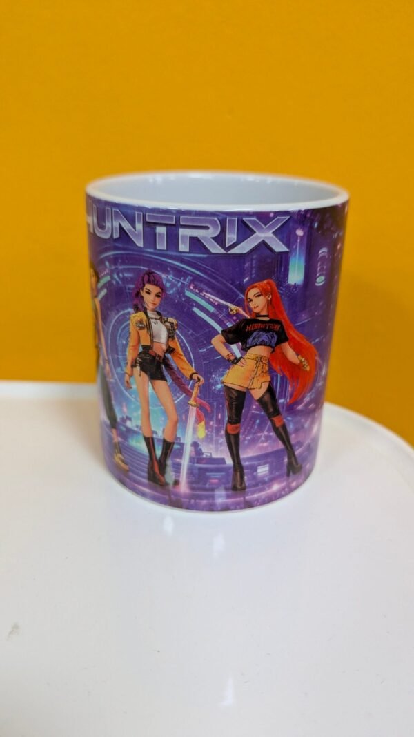 Taza con ilustraciones de personajes futuristas