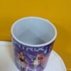 Taza con personajes de fantasía en fondo amarillo