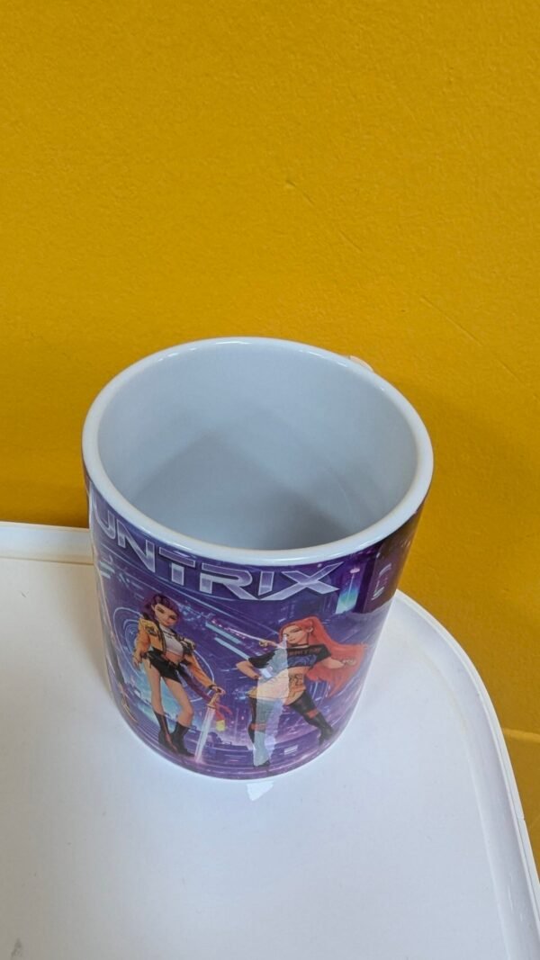 Taza con personajes de fantasía en fondo amarillo
