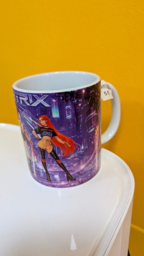 Taza con diseño de anime y fondo amarillo.