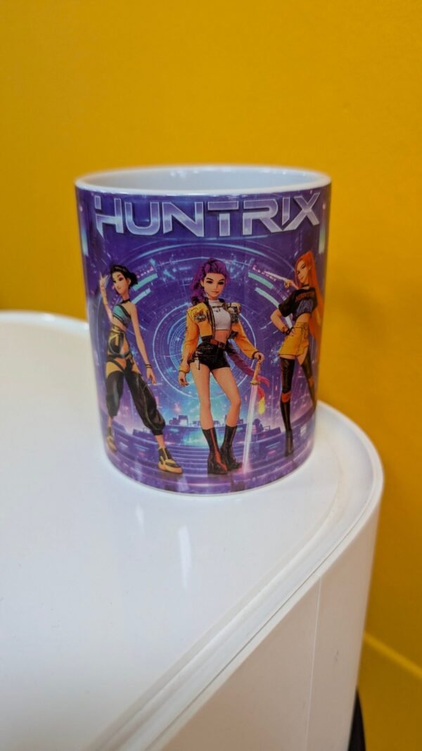Taza con personajes virtuales de HUNTRIX.
