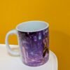 Taza con diseño de personaje futurista.