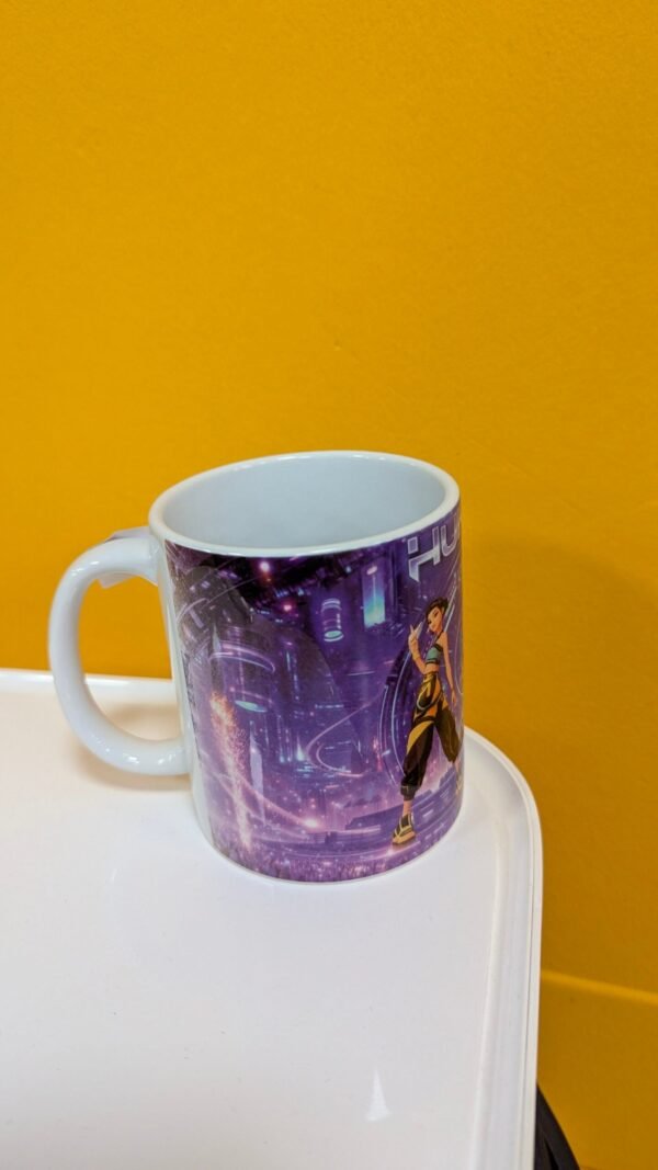 Taza con diseño de personaje futurista.