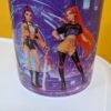 Taza con diseño de personajes futuristas coloridos.