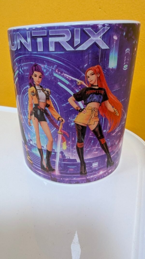 Taza con diseño de personajes futuristas coloridos.