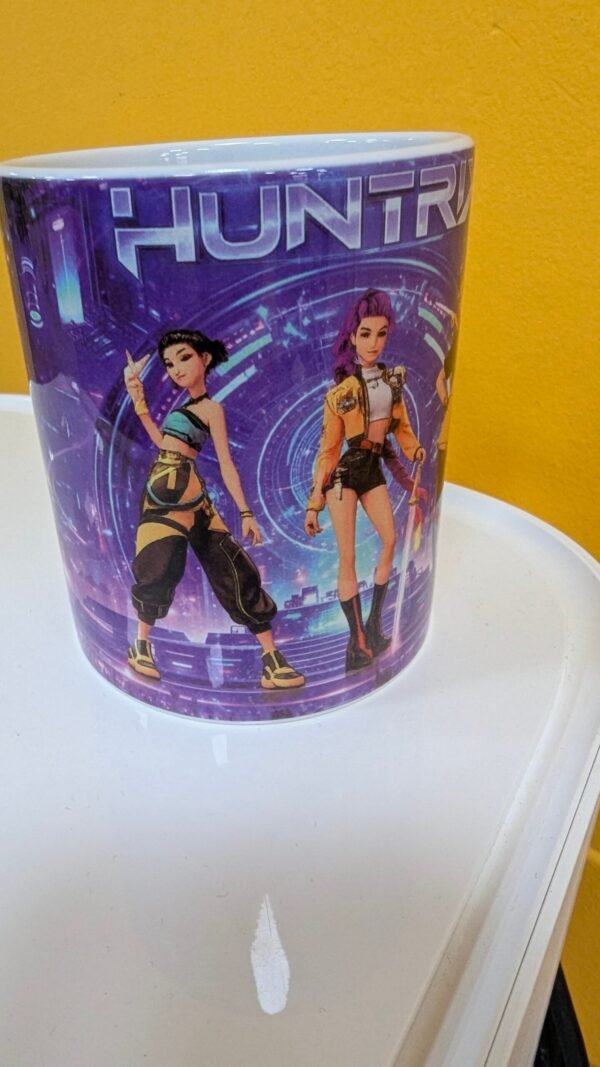 Taza con diseño de personajes animados futuristas.