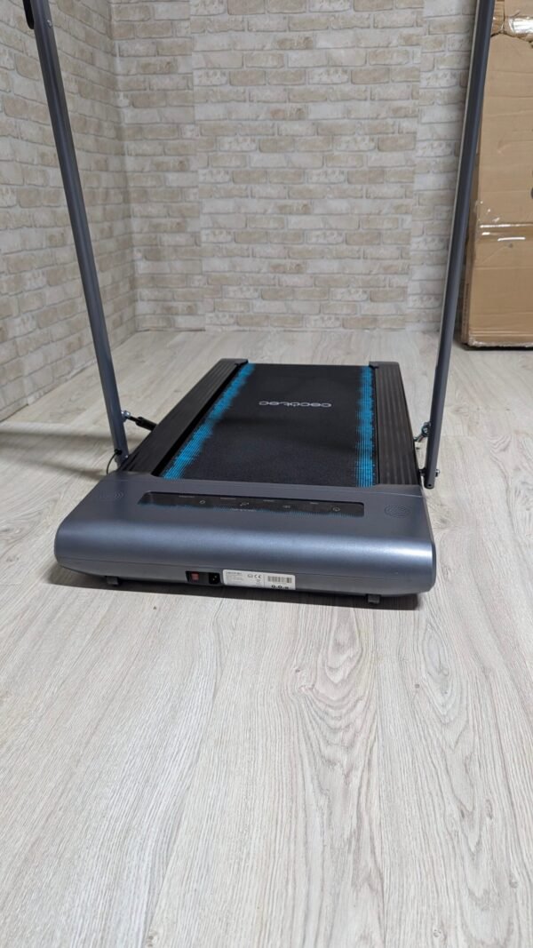 Cinta de correr plegable sobre suelo de madera clara.