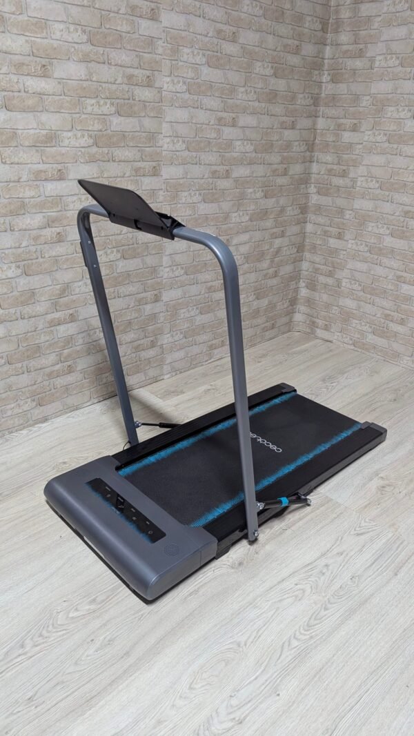 Cinta de correr plegable en una habitación