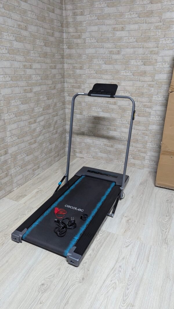 Cinta de correr plegable en habitación con ladrillos.