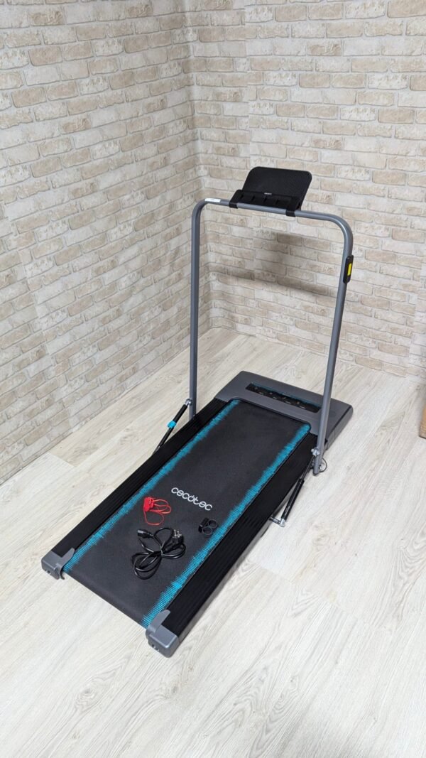 Cinta de correr plegable en esquina de habitación