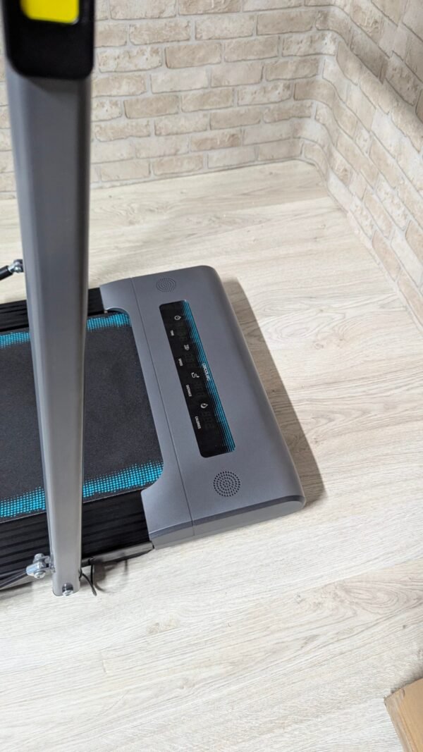 Cinta de correr en habitación con suelo de madera.