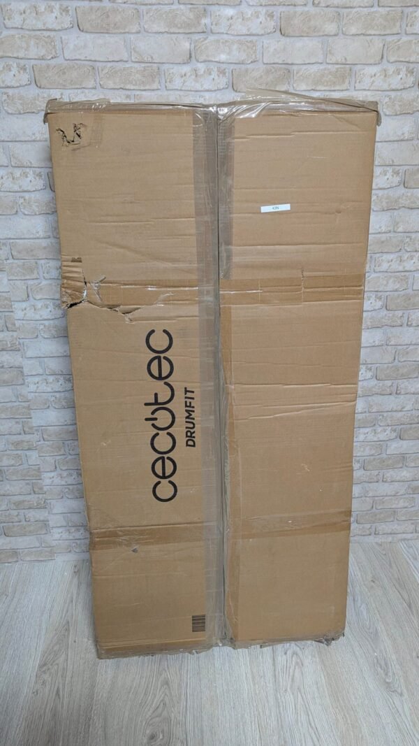 Caja de cartón marrón grande en interior