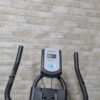 PXL_20260308_184546620-scaled-1.jpg Bicicleta estática en interior de casa con pantalla LCD