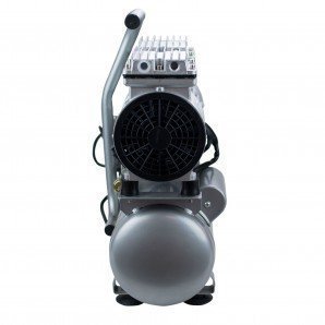 hyac6-07s-compresor-silencioso-hyundai-6-l-5.jpg Compresor de aire industrial frontal en fondo blanco.