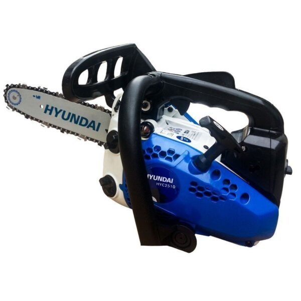 Motosierra Hyundai azul y blanca en ángulo lateral
