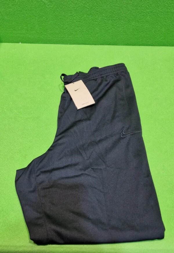 Pantalón corto negro con etiqueta Nike.