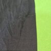 Pantalones deportivos negros sobre fondo verde