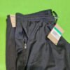 Pantalones negros deportivos en fondo verde