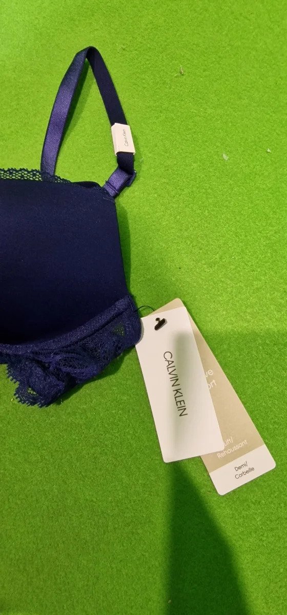 Sujetador azul con etiqueta de marca