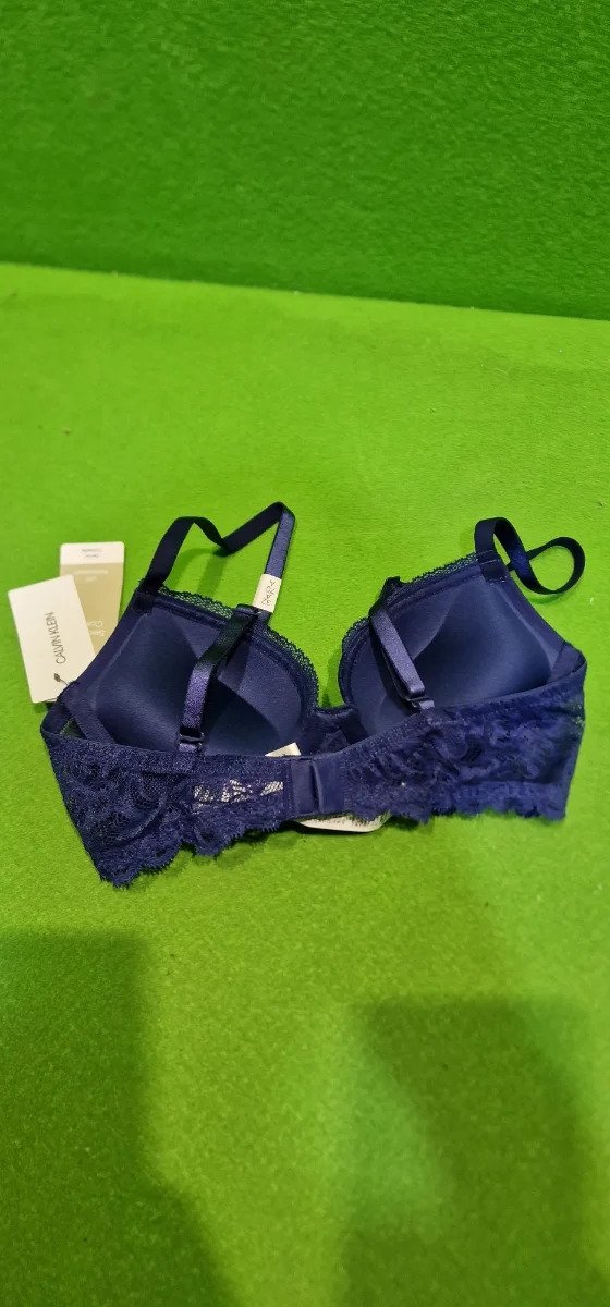 Sujetador azul con encaje en fondo verde