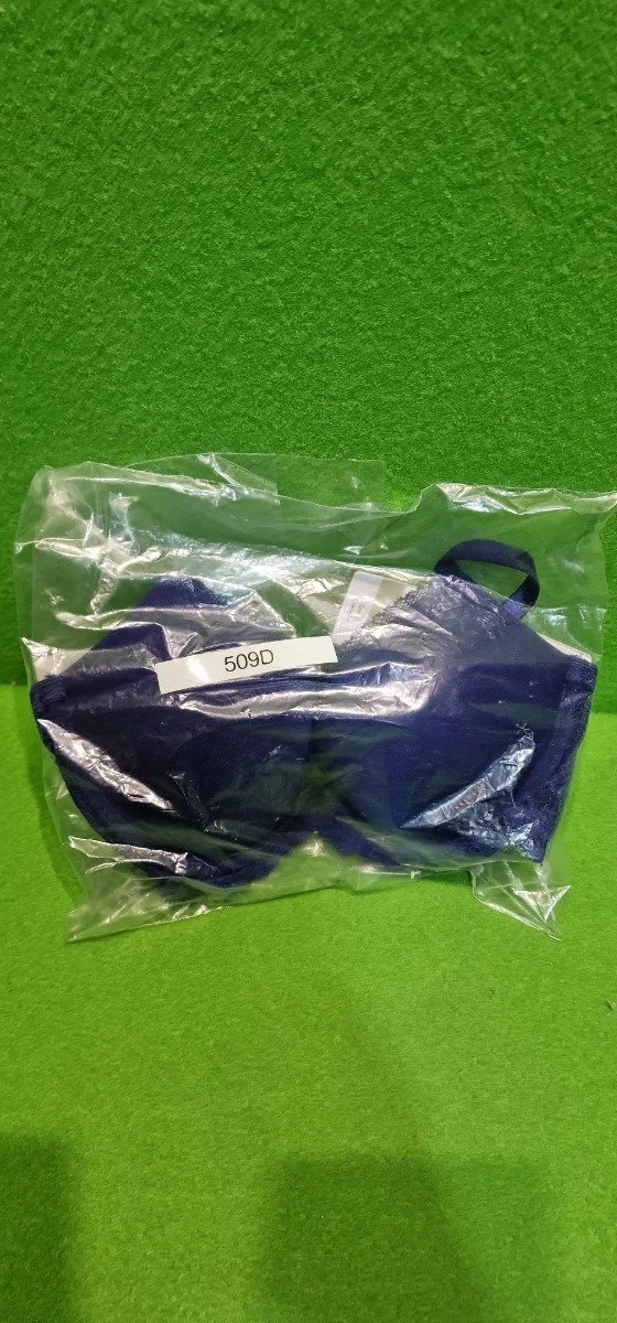 Mascarilla azul empaquetada sobre fondo verde