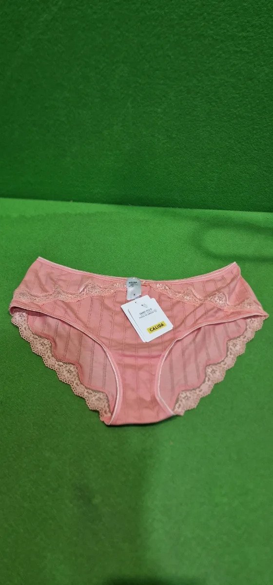 Braguita rosa con encaje expuesta en fondo verde