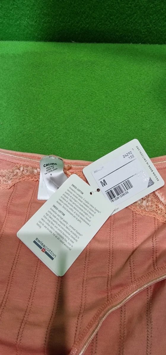 Lencería de algodón suizo color melocotón con etiquetas.