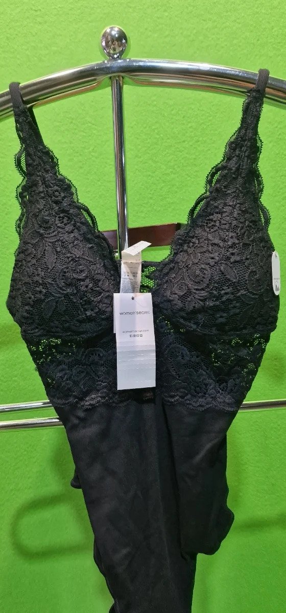 Body de encaje negro en exposición