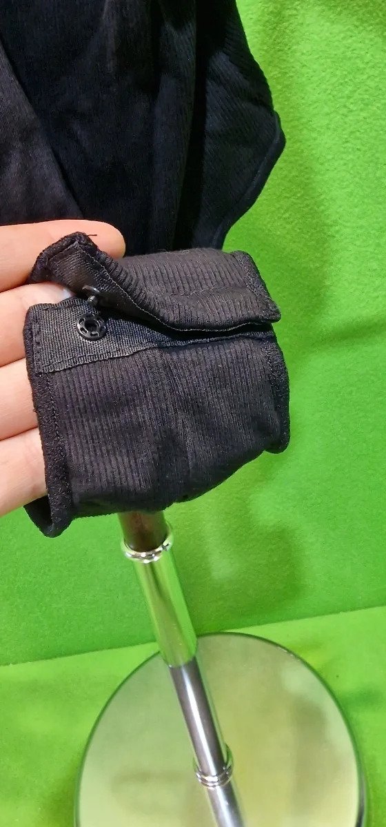 Manga de camisa negra sostenida por una persona