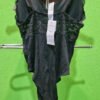 Body negro de encaje exhibido en percha.