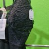 Conjunto lencería negro con encaje en exhibición.