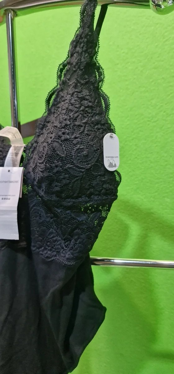 Conjunto lencería negro con encaje en exhibición.