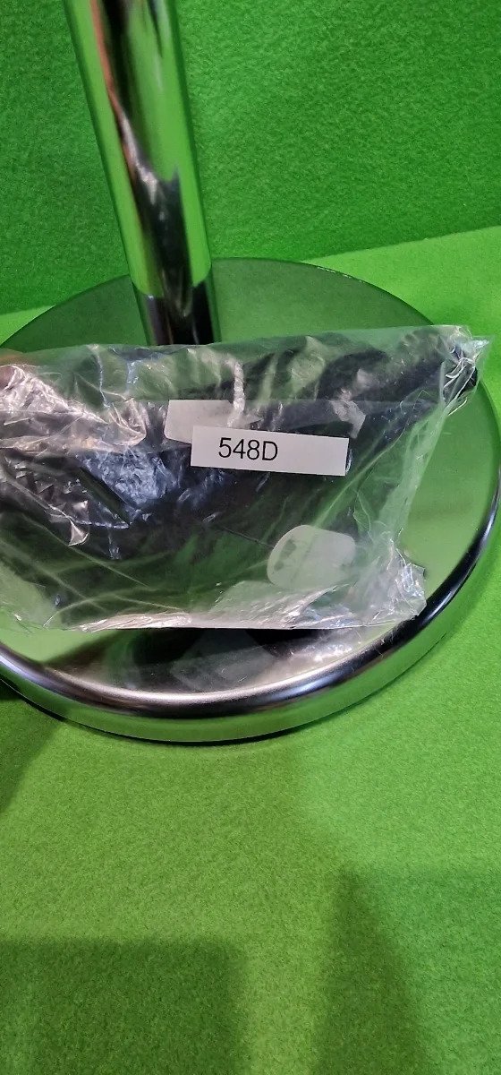 Soporte metálico con bolsa etiquetada 548D