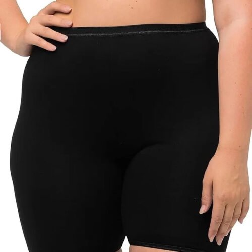 Modelo luciendo bermudas negras de talla grande.