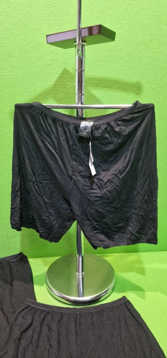 i3523540884.webp Calzoncillos negros exhibidos en soporte de metal.
