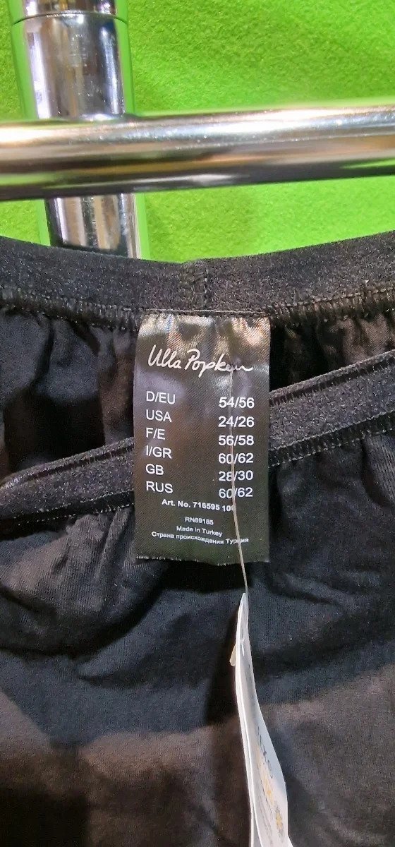 i3523540889.webp Etiqueta de tallas de ropa negra, varias medidas.