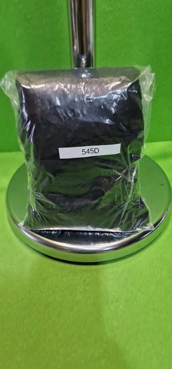 i3523540908.webp Bolsa negra etiquetada 545D sobre base metálica