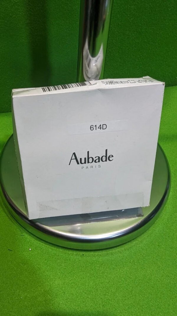 Caja blanca de Aubade Paris sobre balanza.