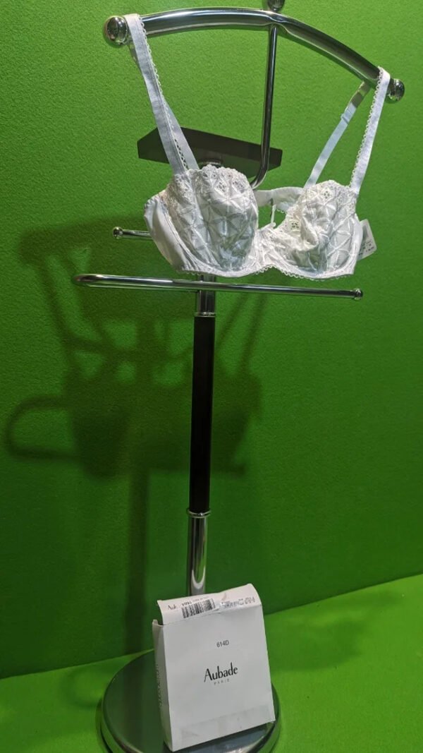 Sujetador blanco en un maniquí.