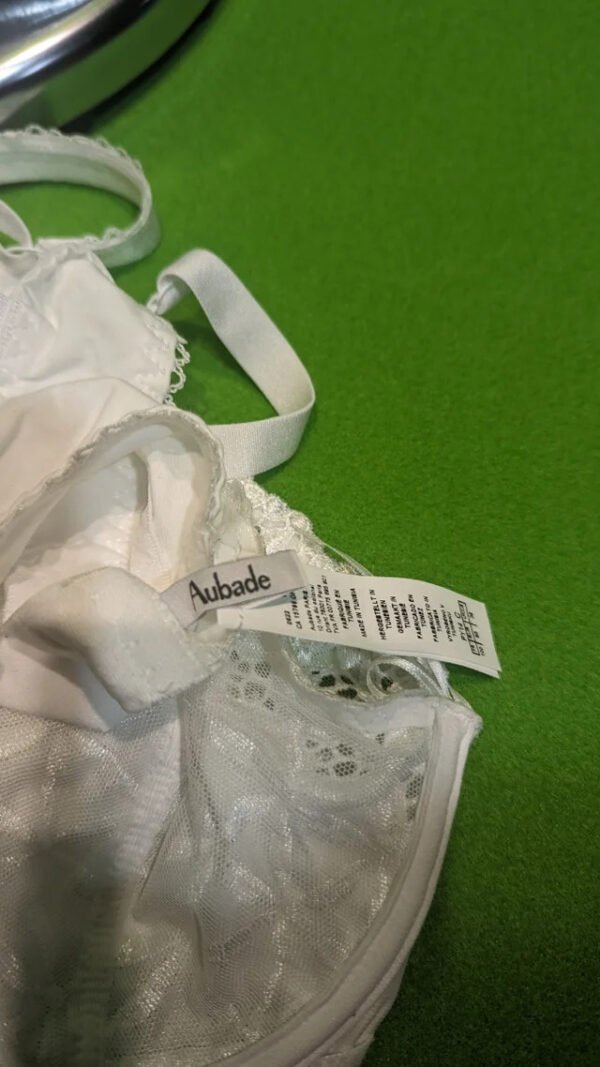 Sujetador blanco de encaje con etiqueta Aubade.