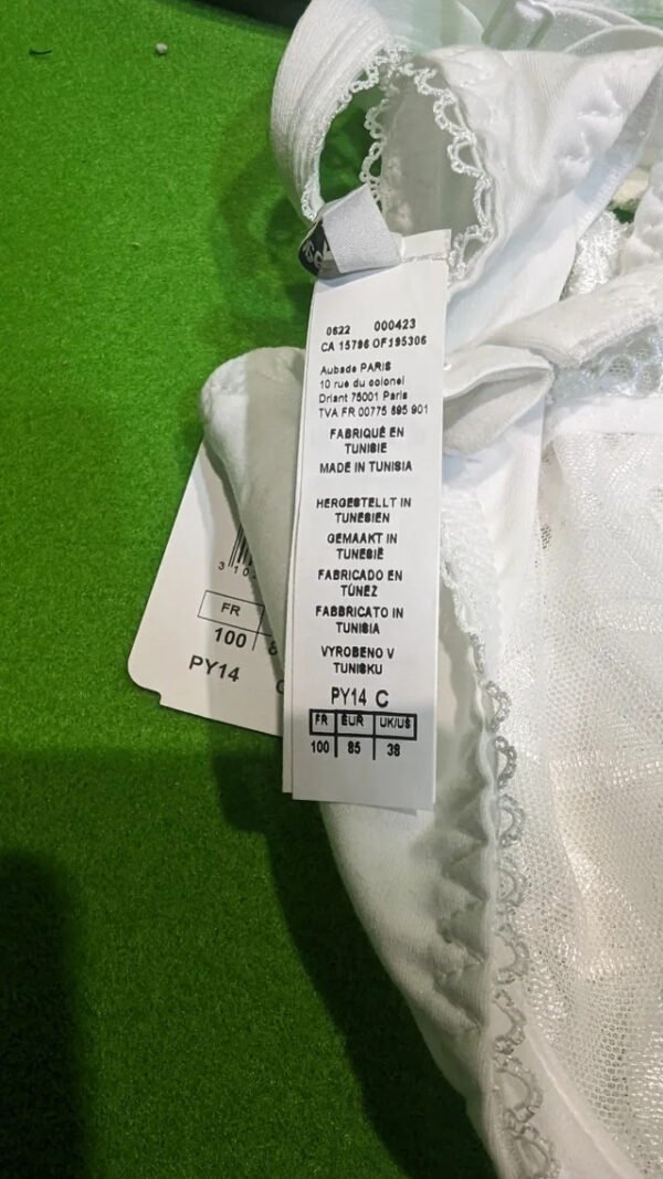 Etiqueta de ropa blanca, hecha en Túnez.