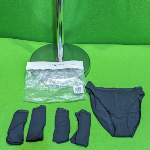 Conjunto ropa interior en exposición sobre tela verde.