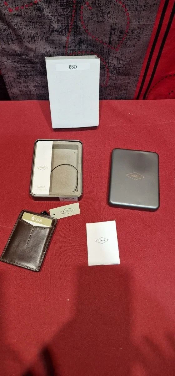 Fossil Men's Derrick Tarjetero de piel