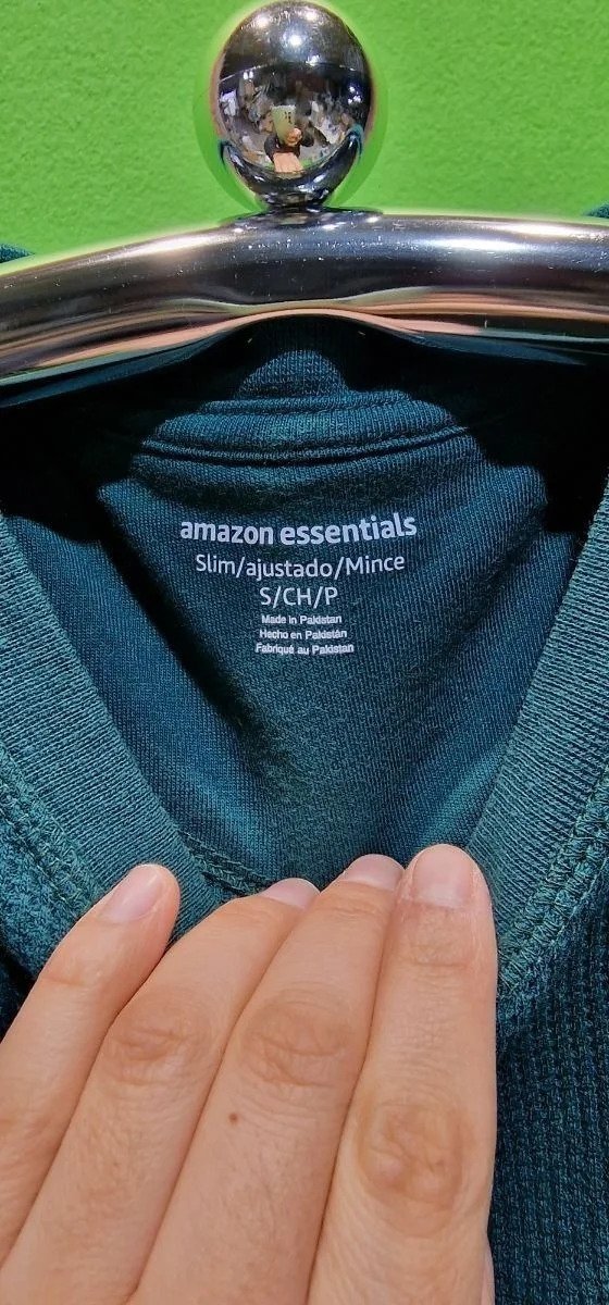 Etiqueta interior de camiseta Amazon Essentials, talla pequeña.