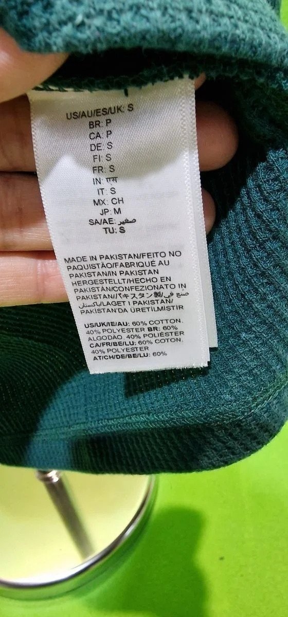 Etiqueta de ropa, tallas y composición.