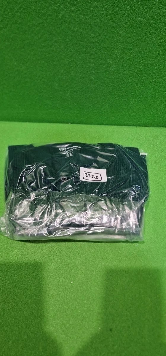 Camisa verde embolsada sobre fondo verde.