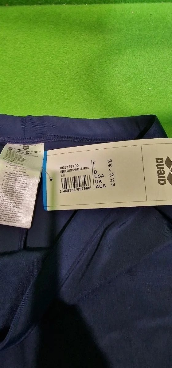 i5106881672.webp Etiqueta de tallas en pantalón de baño azul.