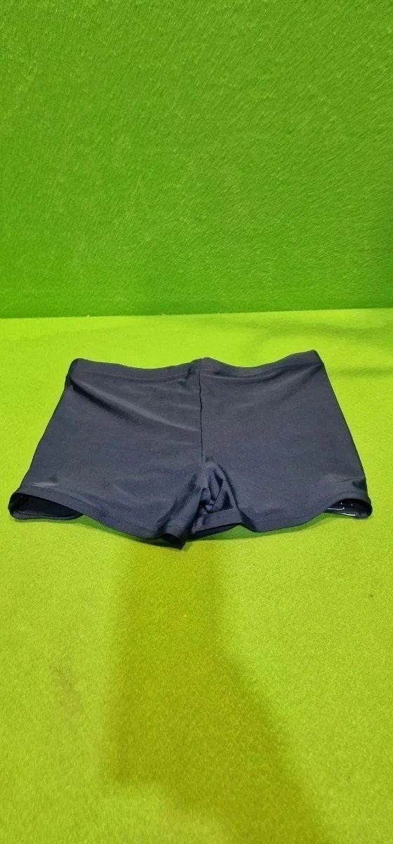 i5106881790.webp Bañador negro sobre fondo verde, estilo clásico.