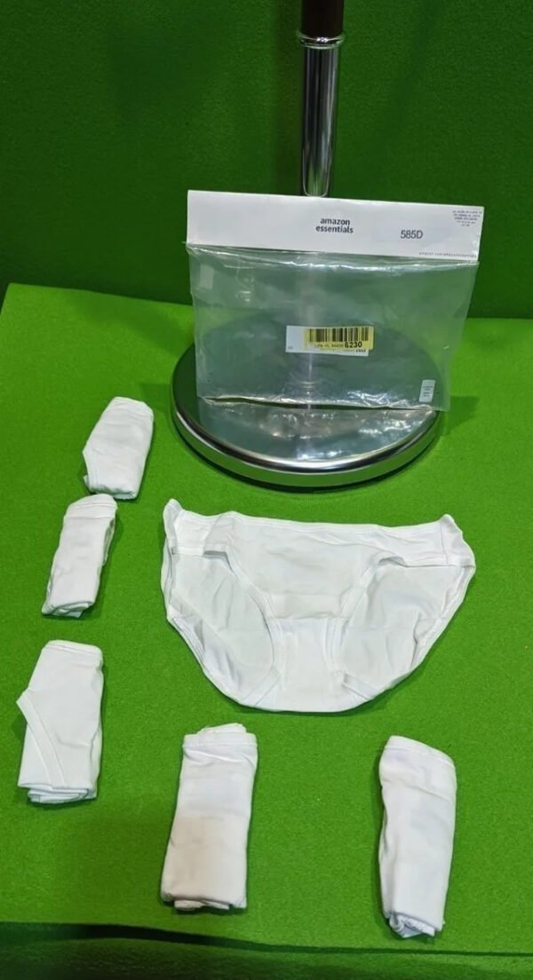 Conjunto de ropa interior blanca sobre fondo verde.